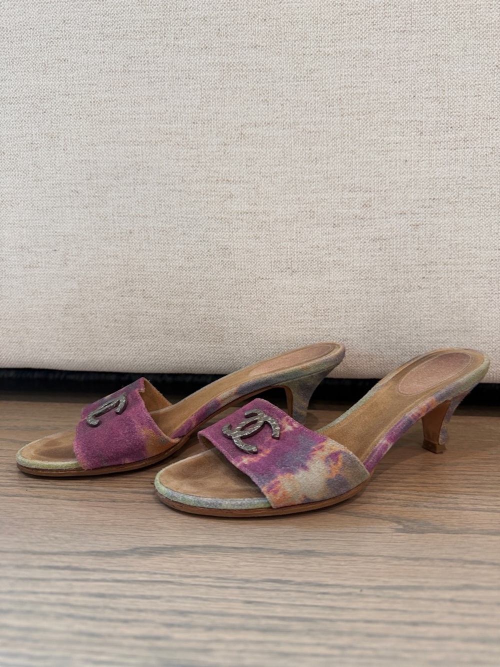 Chanel Purple Tie-Dye Suede Slide Sandals with Crystal CC - Picture 6 of 13
